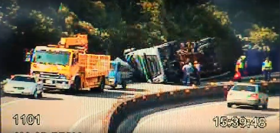 快新聞／國道聯結車不明原因側翻 駕駛自行脫困無生命危險