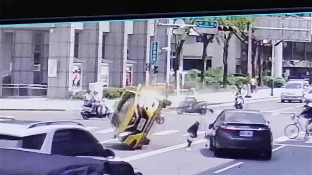 嘉義計程車紅燈直衝！　失控跨越雙黃線撞對向黑車「整車翻覆」