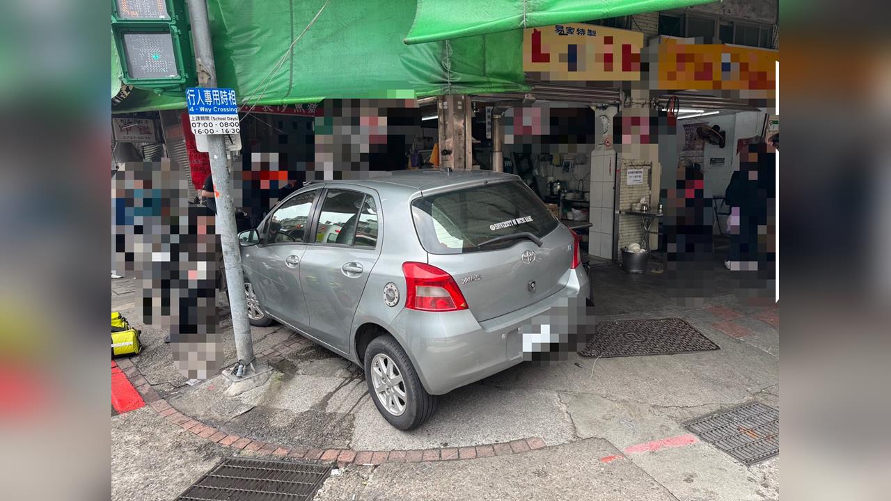 轎車撞進北市40年老店「易家鯊魚麵」 老闆、女兒受傷送醫