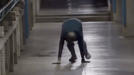 國小走廊驚見阿北「四肢著地」爬行!「16秒詭異畫面」網嚇瘋…專家解答了