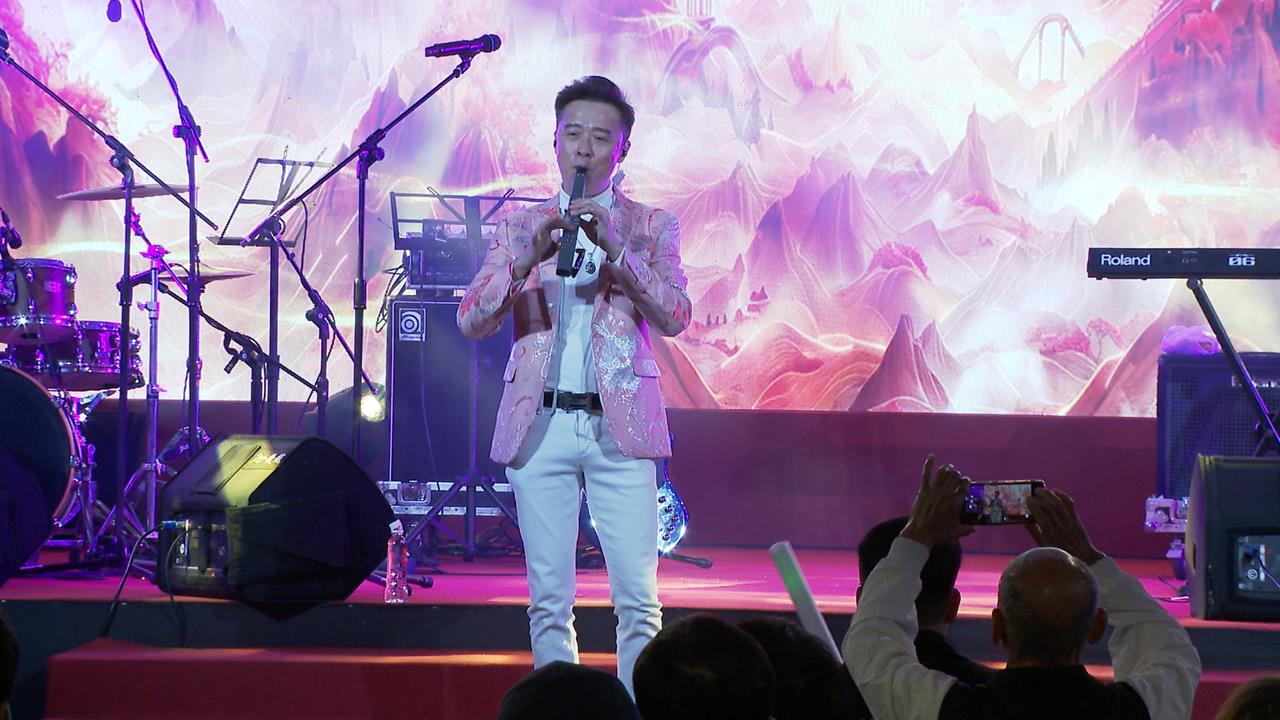 板橋過年最熱鬧！　慈惠宮邀藝人開唱　現場抽獎人潮爆棚