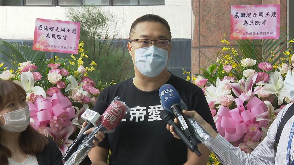 快新聞／朱學恒送指揮中心「白色花籃」　台灣教授協會譴責：傷害第一線抗疫人員感情 