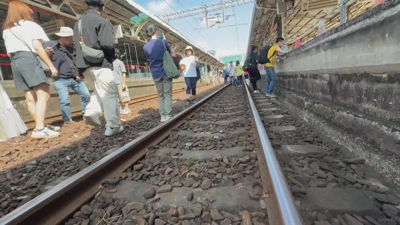 新舊兩樣情！　台南舊車站軌道限時開放　新站出口無斑馬線　民眾違規穿越