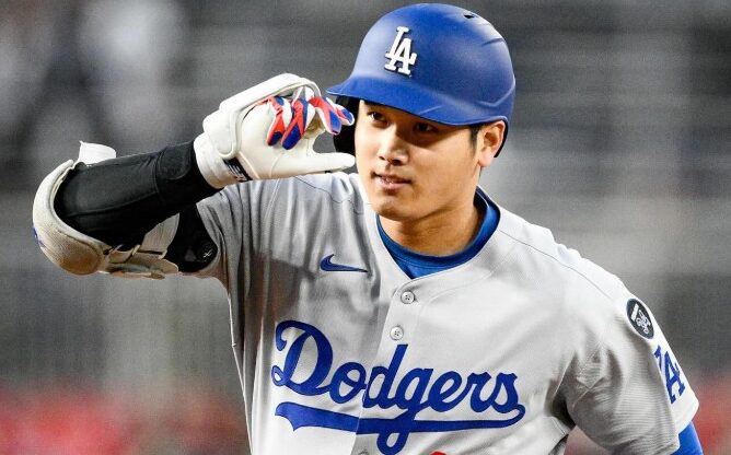 撿到大谷翔平3轟紀念球!球迷手機被打爆 估價飆破1億台幣