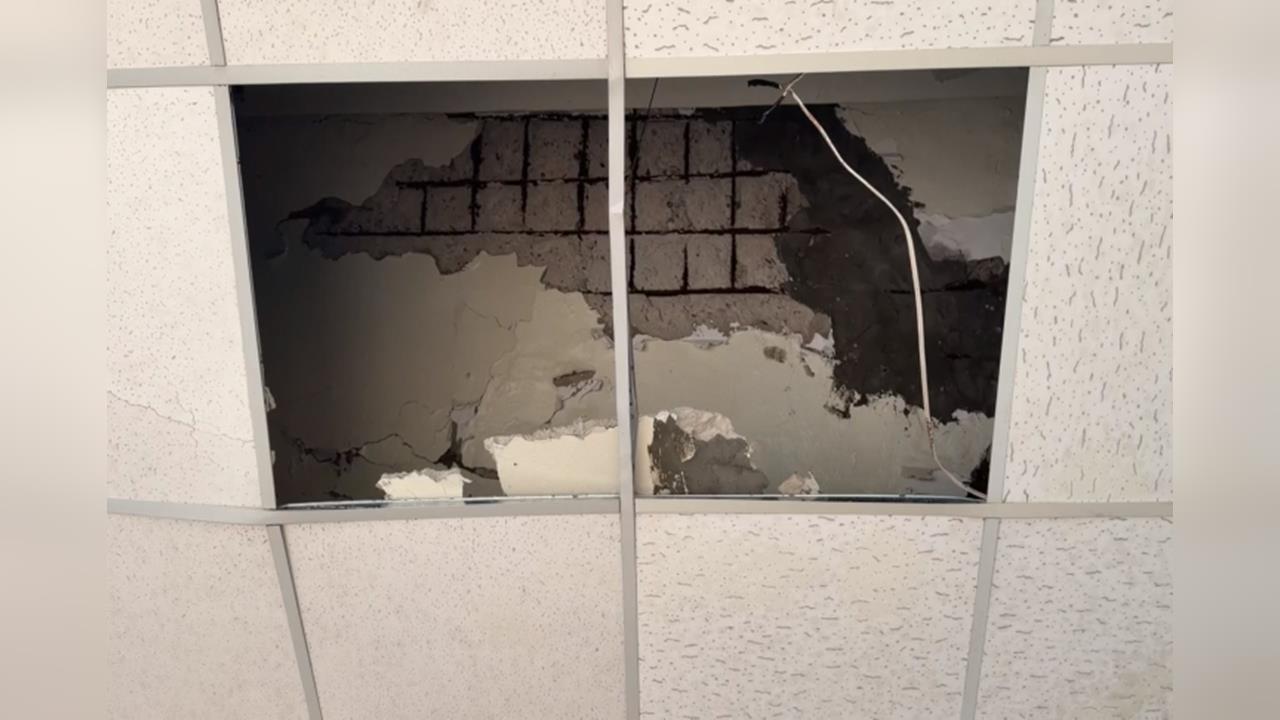 基隆潮濕多雨釀禍？  騎樓天花板突掉落 水泥塊灑一地