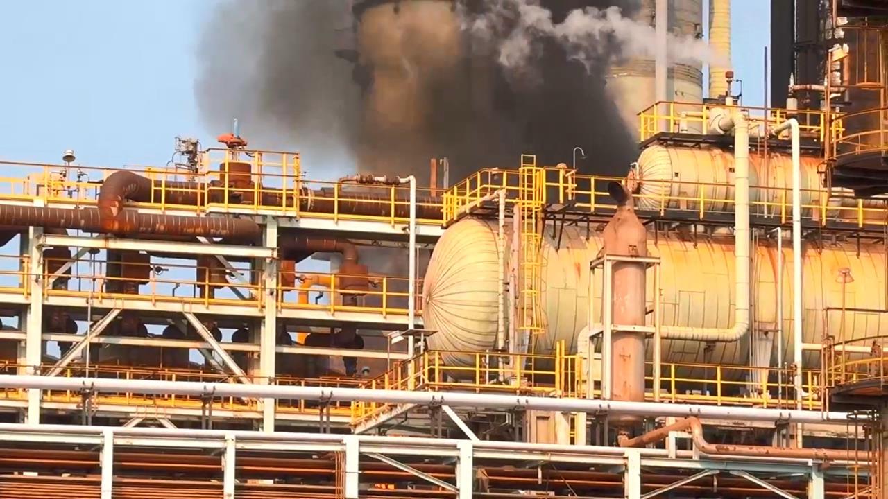 快新聞／快關窗！高雄小港煉油廠「漏油起火」　黑煙竄天驚悚畫面曝