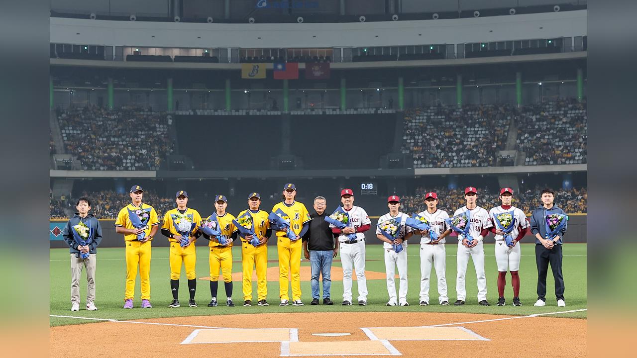 中職(影)/有你真好!開幕戰前會長蔡其昌獻花 向出征WBC的台灣英雄們致謝