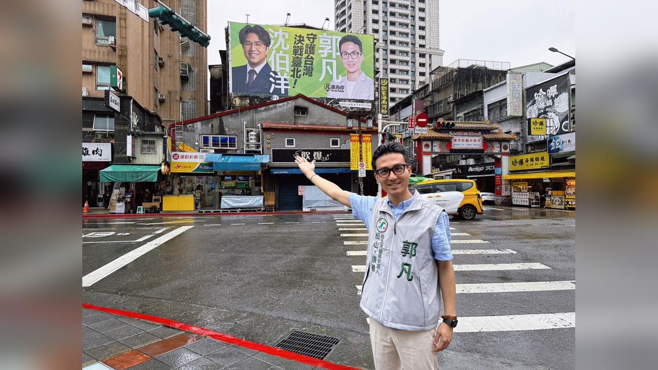 快新聞／沈伯洋「合體小雞」看板掛上街頭了！正式參選後第一槍　合掛對象曝光