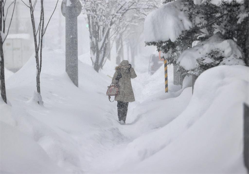 日本迎入冬最強寒流！　北部下暴雪成銀白世界　積雪一度破3.2米