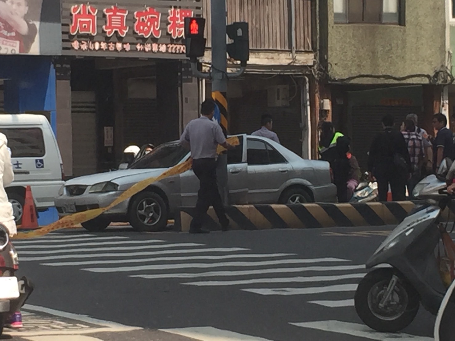 快訊／台南傳槍擊 通緝犯駕車拖行警 警6槍制止