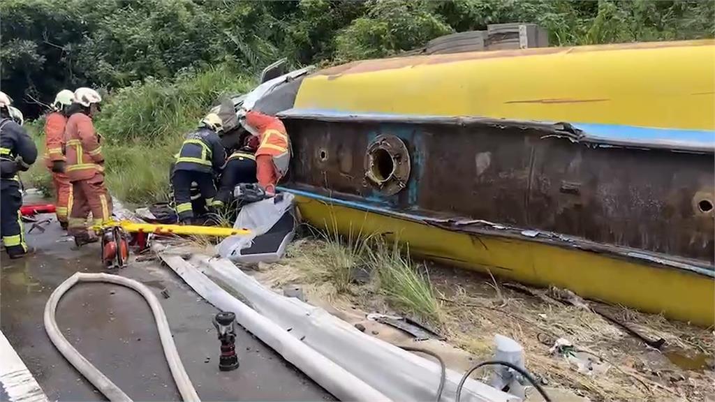 驚悚！疑過彎太快　化槽車後斗飛起翻覆