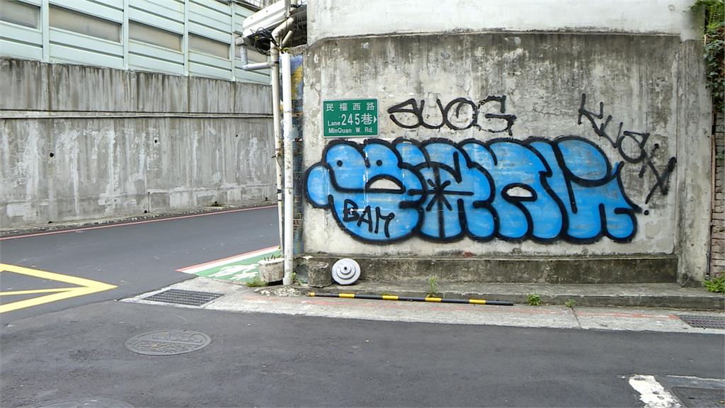 糗！　男大生暗夜街頭塗鴉　巡邏員警經過被逮捕