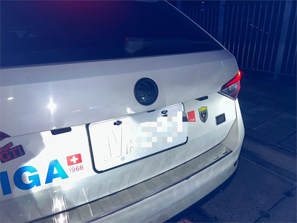 規避查緝？轎車車牌噴漆飆車　警方：可處４８００元