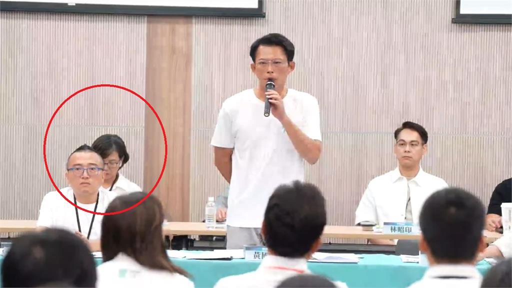 快新聞／黃國昌致詞ING！蔡壁如一度戴耳機　討論2年條款時先離場