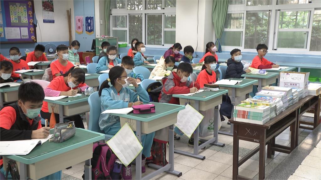 防校園群聚　學校與補教老師擬開學前打疫苗