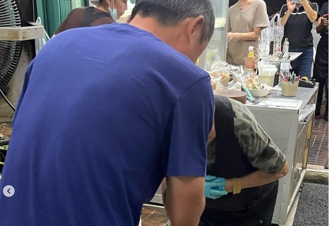 馬雲對「路邊攤老闆」鞠躬！77歲泰國主廚身分曝　想預約要提早3個月