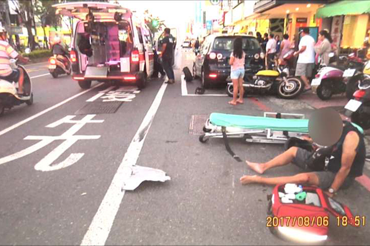 煞車失靈？轎車衝撞停紅燈5騎士