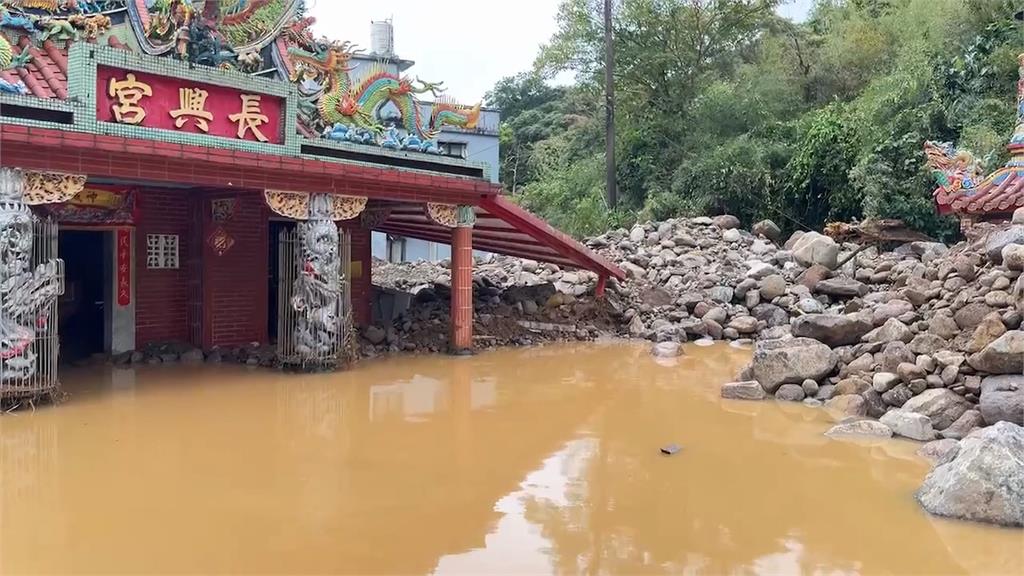 金山「長興宮」土石還未清理完　又遇大雨再度淹水