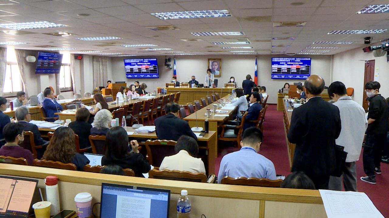 藍白聯手"停砍教師年金"送出委員會 綠憂加速基金破產