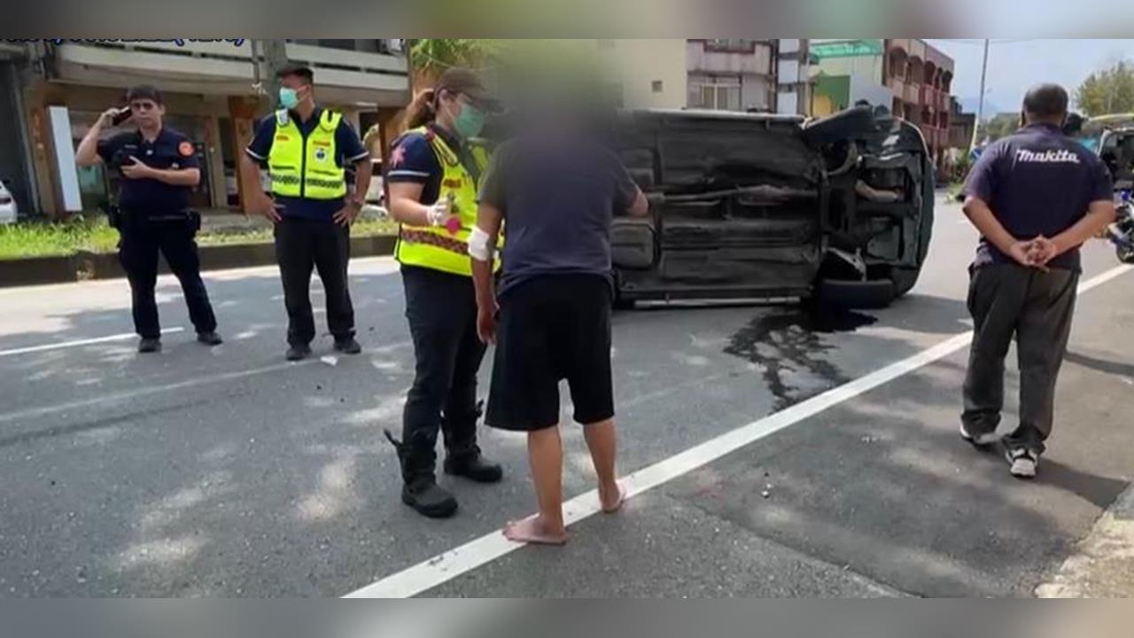 南投休旅車「擦撞2車翻車」！　7旬駕駛輕傷、受害車主心痛