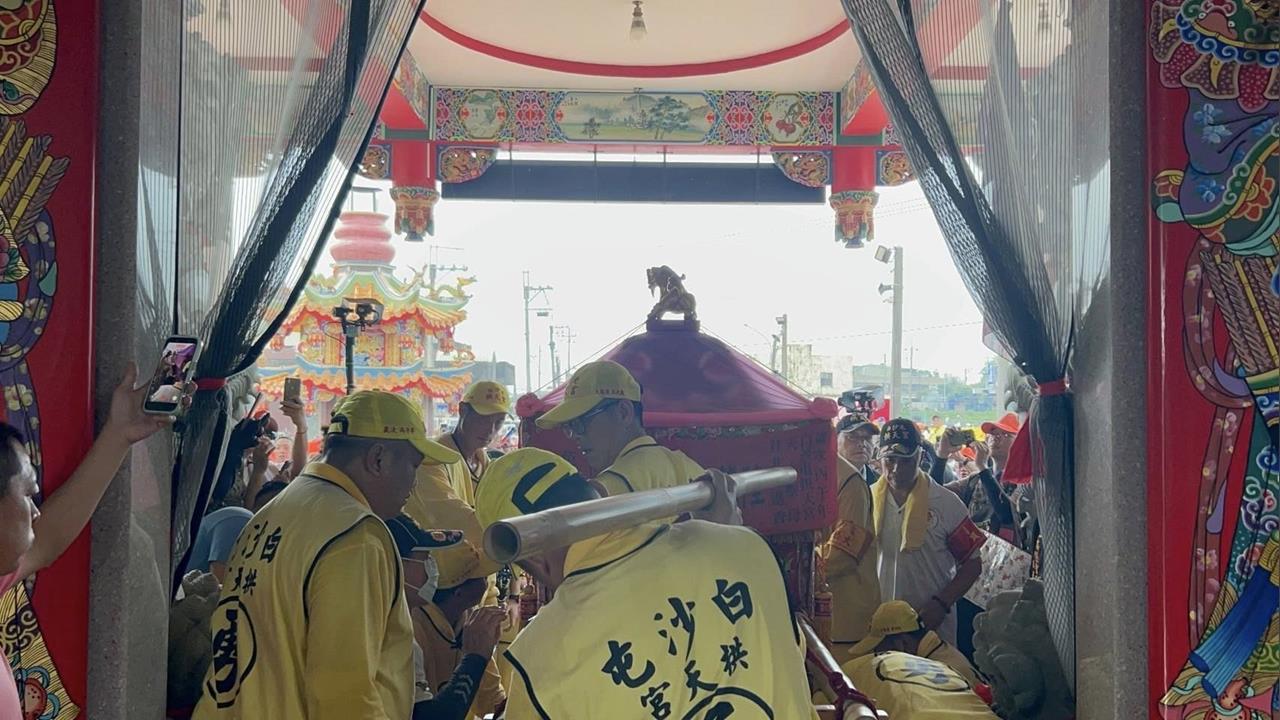 白沙屯媽祖在眼前！阿北被抓包「低頭看成人片」畫面超衝擊　網「1原因」逆風力挺