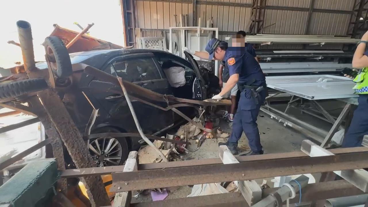 毒駕飛速猛撞民宅 零件飛散一地 駕駛下車還在恍神