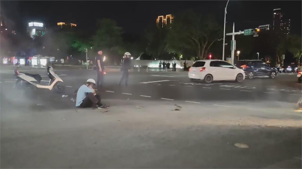 三寶對決？2機車1行人撞一團　「全都闖紅燈」警傻眼
