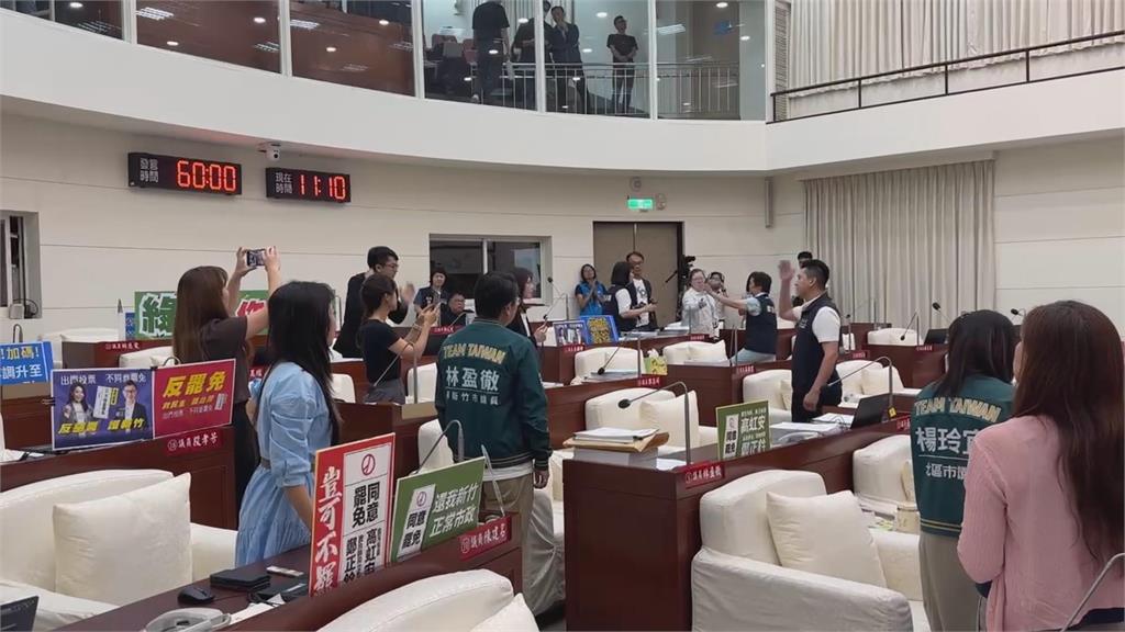 新竹議會又爆激烈口角！　綠議員放罷高虹安牌遭拔