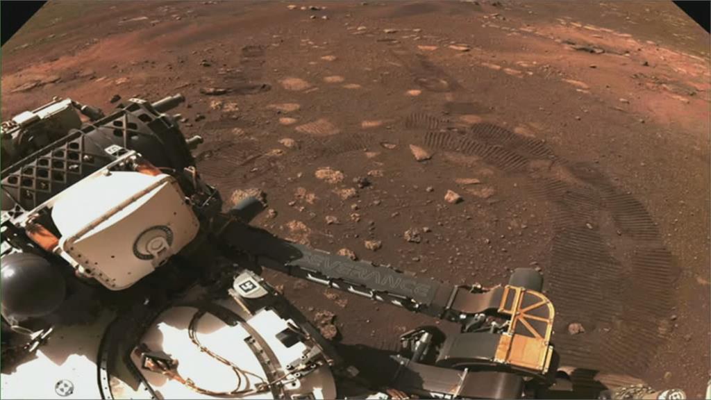 毅力號火星首次試駕成功！傳回地面胎痕照片