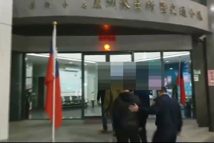 居酒屋店方馬路放煙火   與駕駛大打出手