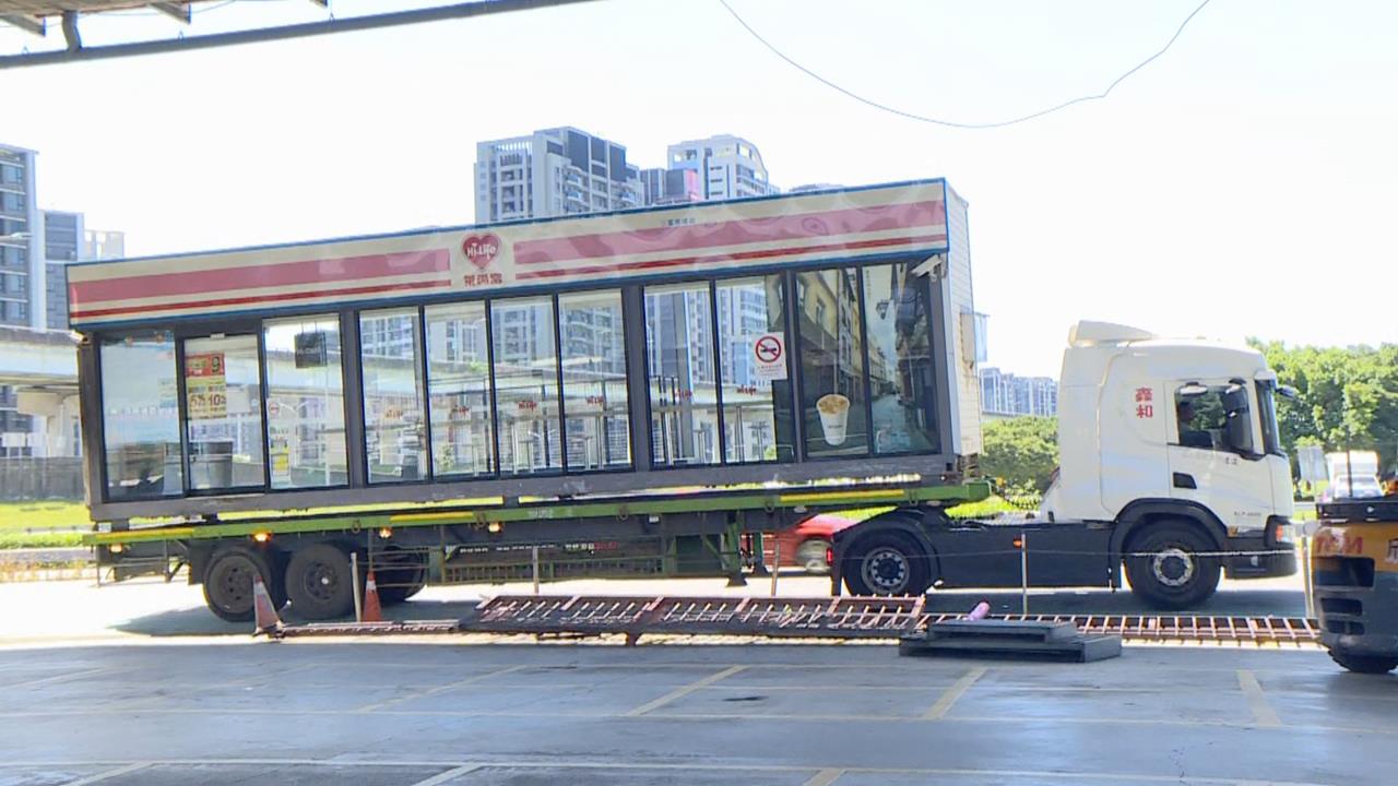快新聞／巴威颱風來襲！萊爾富三重美堤店搭車跑了　撤離畫面曝光