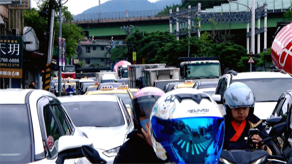 電腦展開幕大批車流湧入　汐止往南港塞爆回堵逾一公里