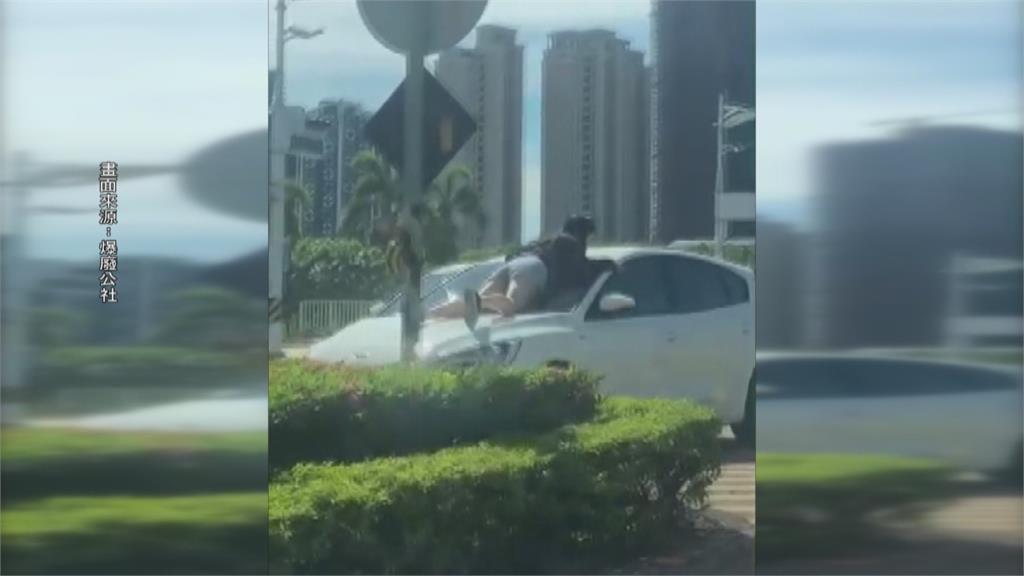 幫母親攔父曖昧對象 19歲女趴引擎蓋攔車