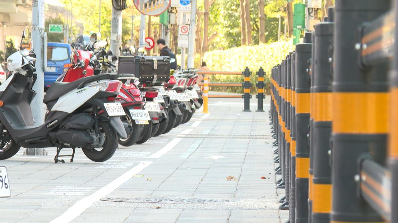 獨家！北市新式機車格騎士霧煞煞　「新版沒人停」　隔路口停滿滿