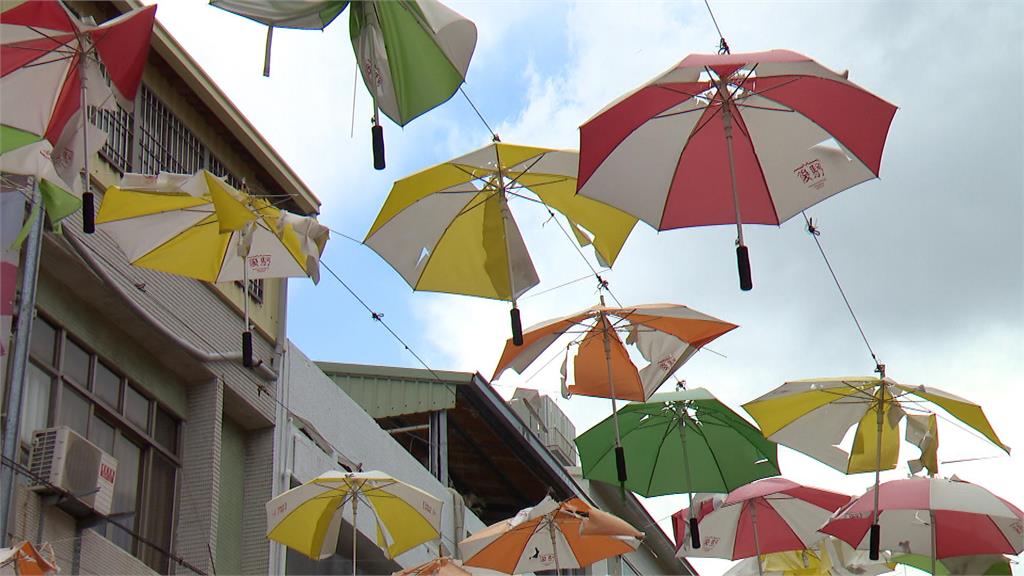 高雄後驛商圈「雨傘街」傘架殘破外露　宛如「空中血滴子」