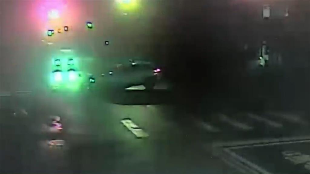 「車內有人內急」 駕駛闖紅燈撞直行車釀5傷
