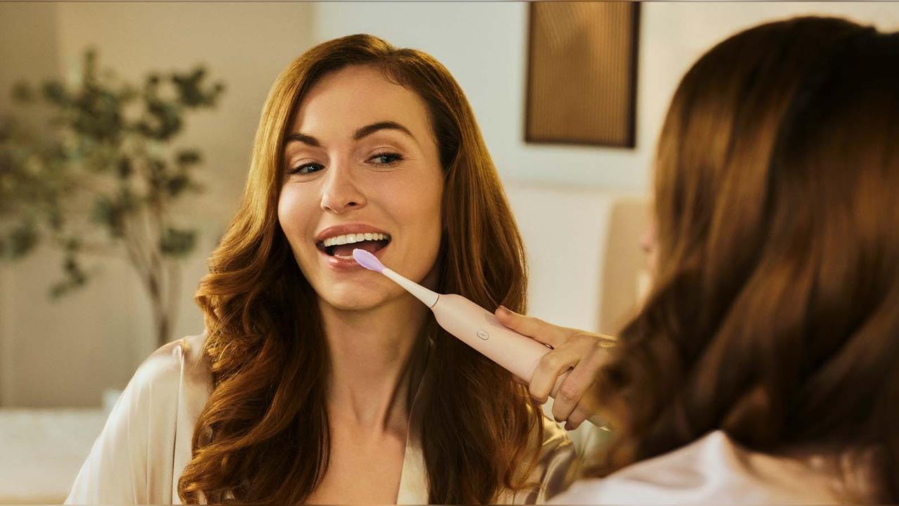 全球首創「同步沖刷」電動牙刷1/26強勢登台　台日美牙醫推薦全面口腔清潔最新機型