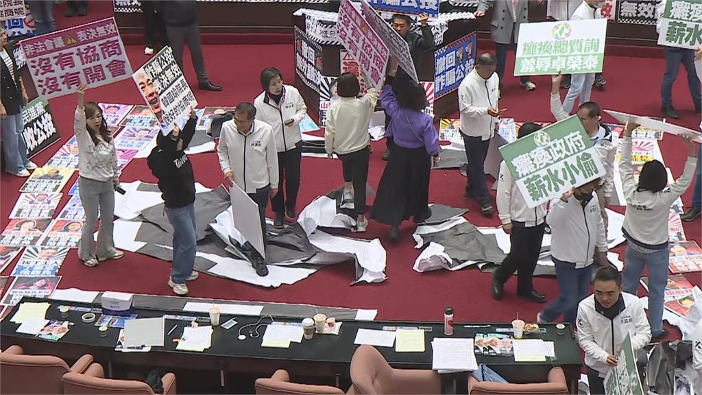 快新聞／立院對峙！藍委進議場踩爛「罷」字　罷團「全力一擊」分析：怕得要命