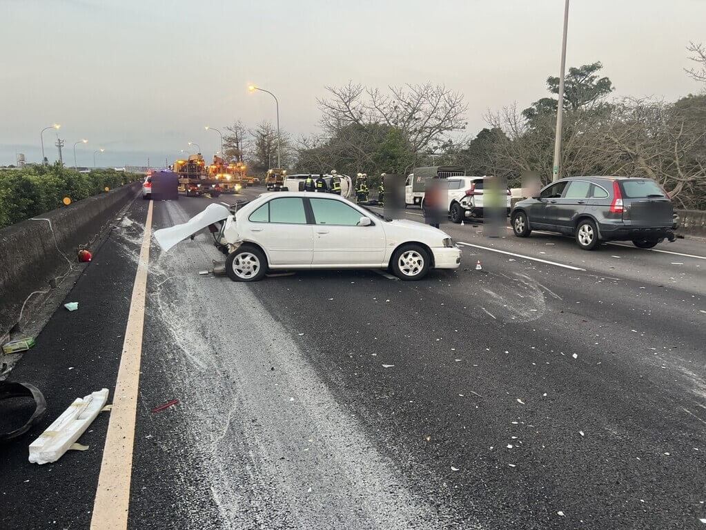 國道1號6車連撞2死者遭拋出車外　疑為外籍人士