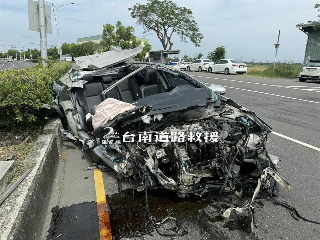 台南直直撞！小客車零減速衝貨車　車頂削飛秒變敞篷慘況曝