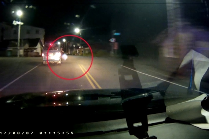 警匪追逐 ！嫌想阻追緝竟拿物猛砸警車