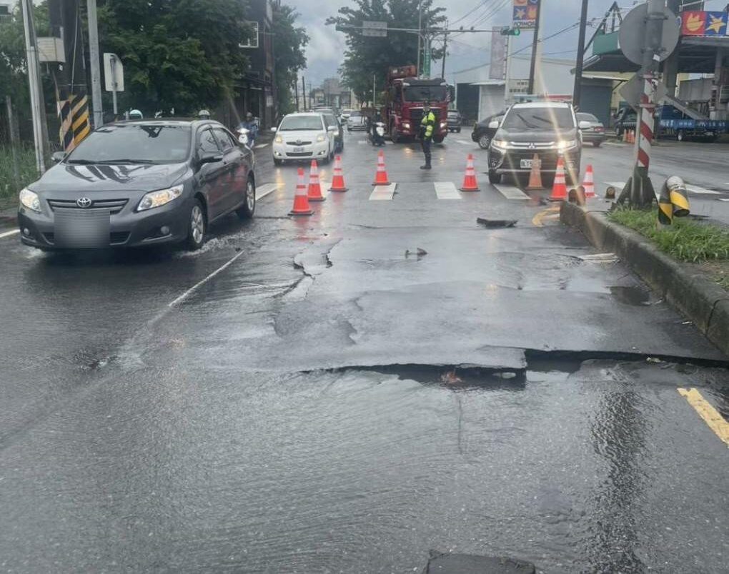 豪雨猛炸桃園！蘆竹2路段柏油隆起阻交通 養工處緊急派員搶修