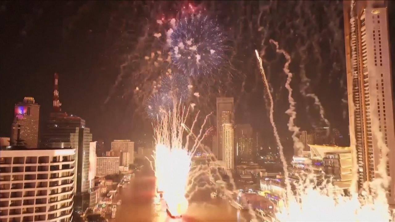 曼谷1.4公里無人機煙火秀迎新年　火樹銀花點亮昭披耶河畔