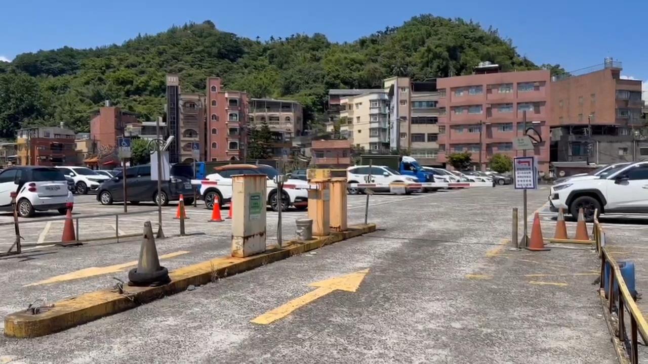 六合停車場突喊卡「近600車位沒了」　藍綠互槓卡證爭議