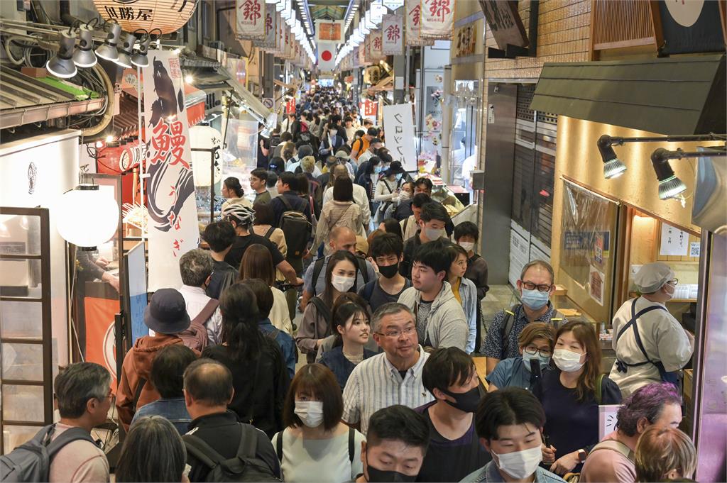 京都湧現「觀光潮」引發亂象　增設用餐區、垃圾桶盼維持整潔