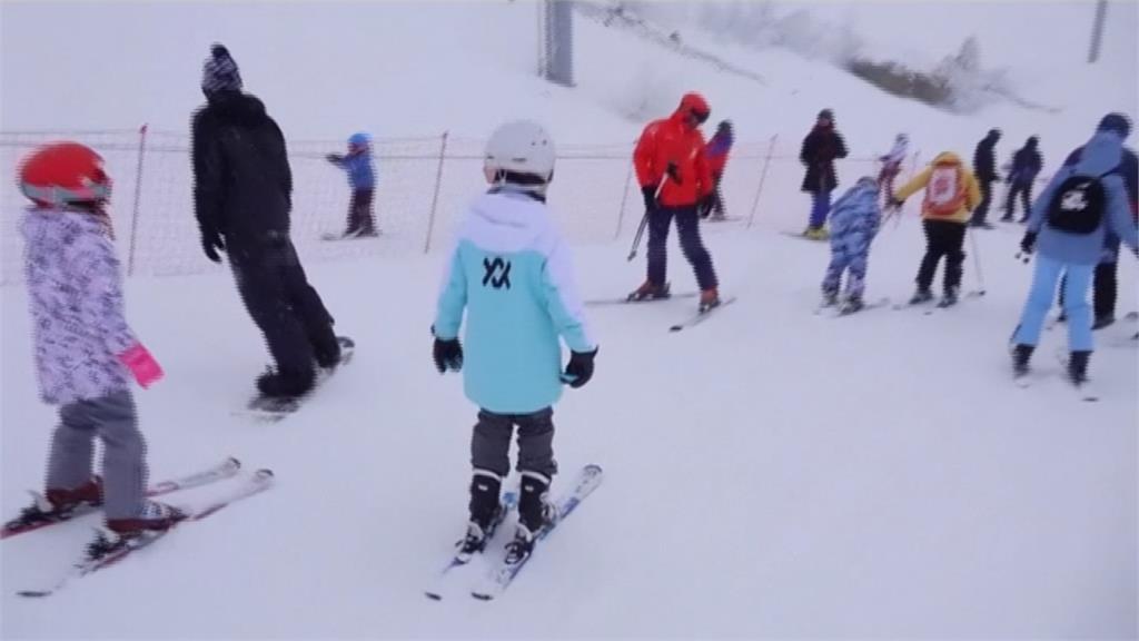 俄滑雪季數千名滑雪客湧入　「得持接種證明」