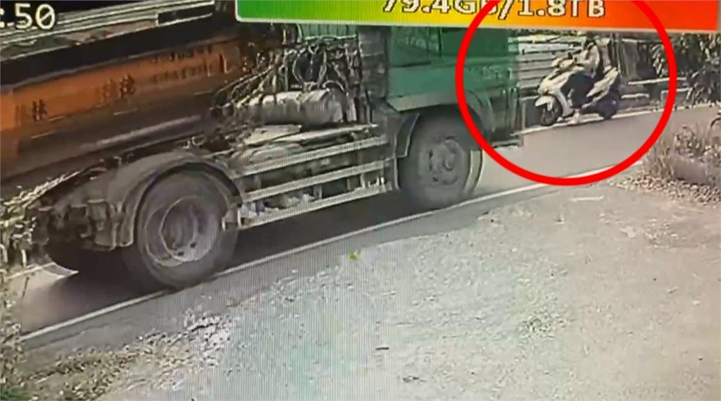 母控遭砂石車逼車摔水溝！　高雄女騎士慘摔卡石墩