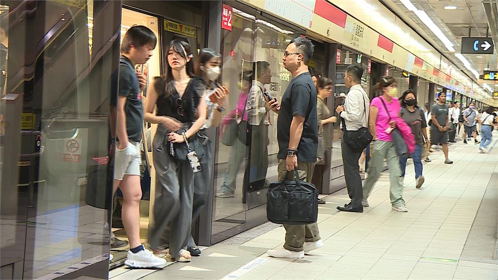 北捷到站前放「近1分鐘廣告」　乘客怨：看不到站名！