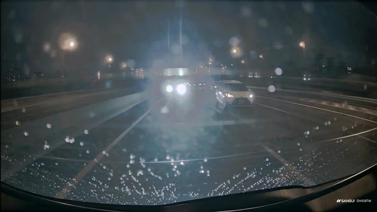 危險！廂型車「狂閃大燈逾20秒」　長按喇叭超車挑釁