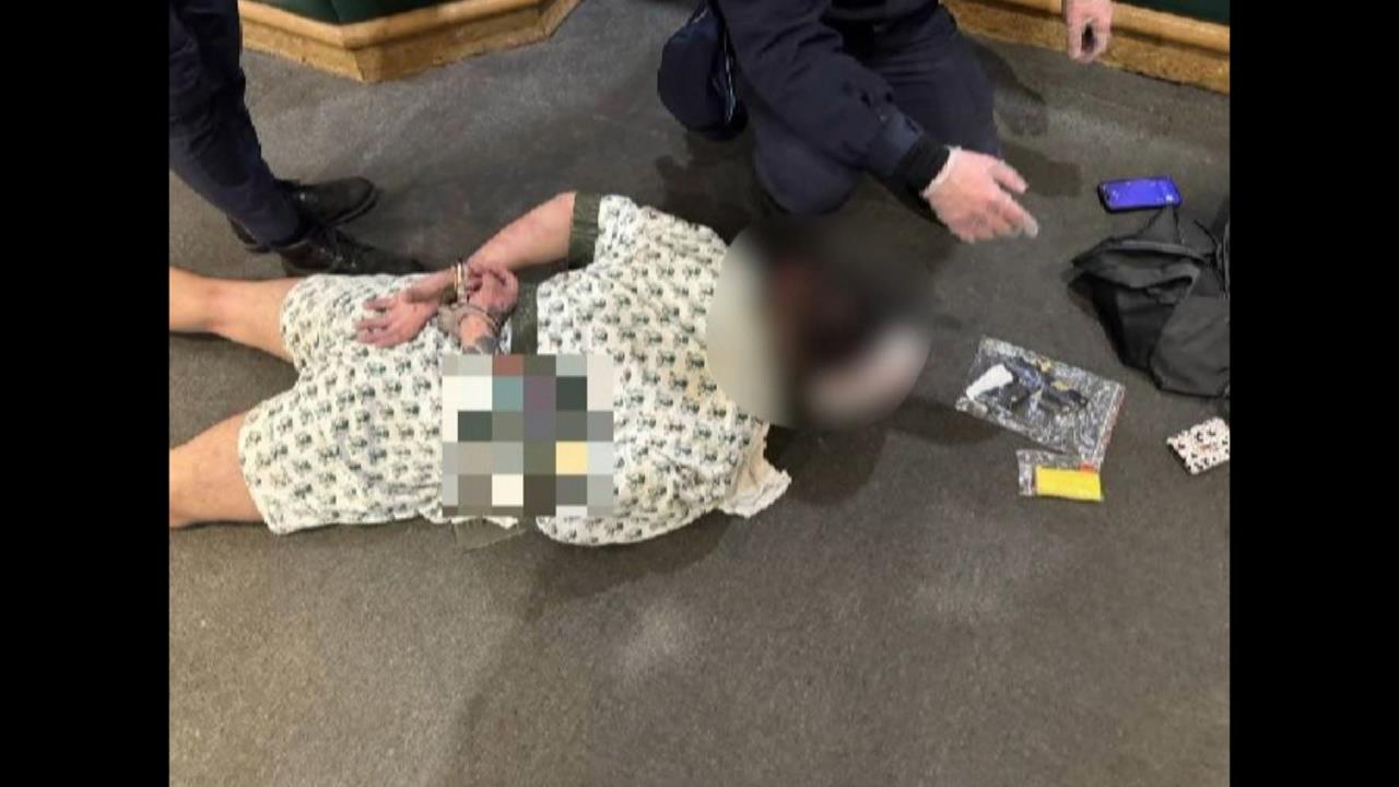 亞太三溫暖槍響！　穿浴袍佯裝顧客討2千萬朝天花板開3槍